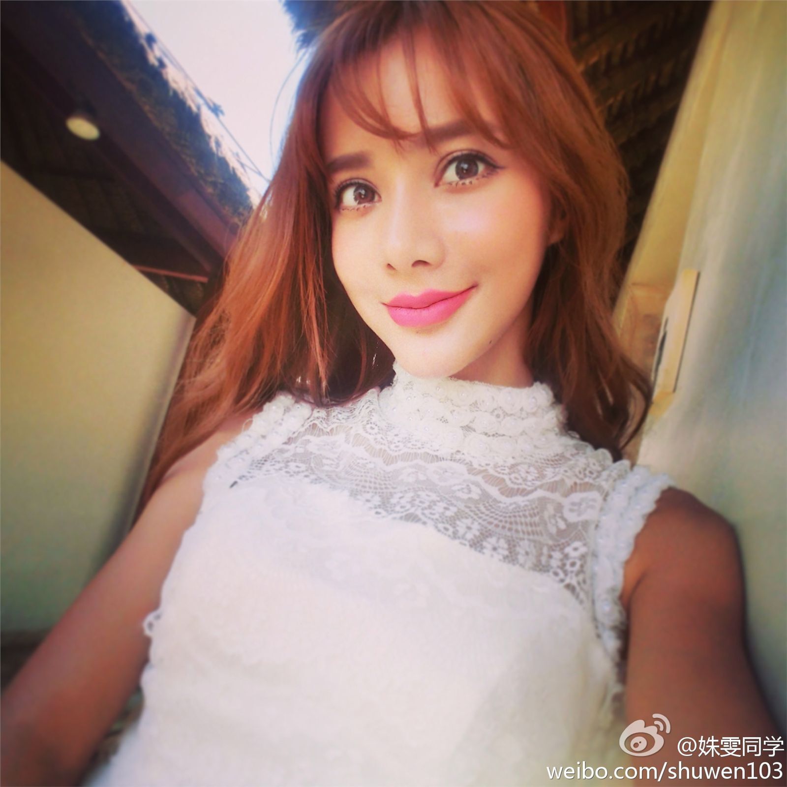 Shu Wen, a Chinese Russian mixed blood student of Fu Normal University, became popular and took photos in private